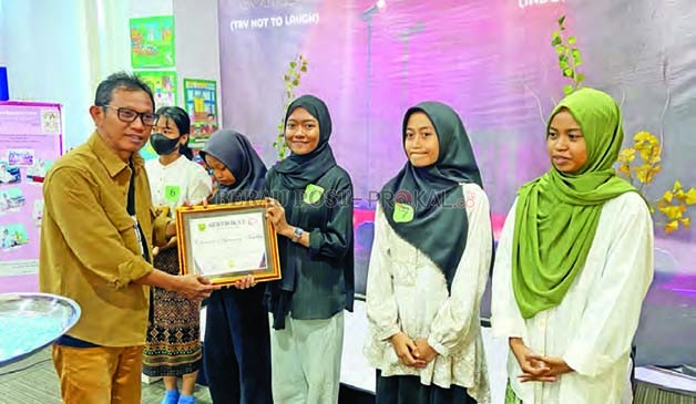 BERI PENGHARGAAN: M Ichsan Rapi menyerahkan sertifikat kepada salah satu pemenang usai kegiatan, kemarin (19/11).