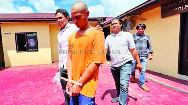 RESIDIVIS: Tersangka IN saat dibawa jajaran Polres Berau seusai press rilis pengungkapan kasus pencurian kabel BTS.