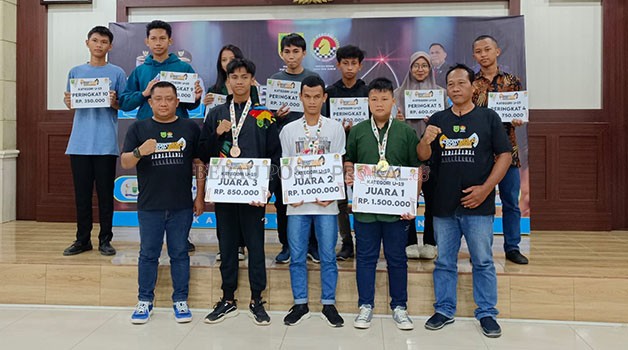 FOTO BERSAMA: Ketua Percasi Berau Fitrial Noor, berfoto bersama para juara turnamen, Minggu (19/11).