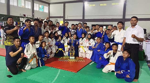 FOTO BERSAMA: Atlet Judo Berau bersama para pelatih, sekaligus memamerkan medali yang telah diraih.