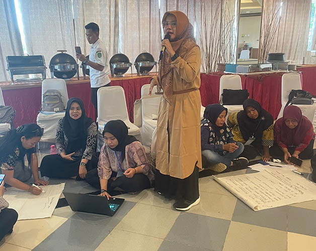 BERI PELATIHAN: Pustakawan Ahli Muda Dispusip Berau, Titia Rani Tyas Dita, menjadi narasumber Mater Trainer Bimbingan Teknis (Bimtek) Strategi Pengembangan Perpustakaan Teknologi Informasi dan Komunikasi di Kutai Kartanegara kemarin.