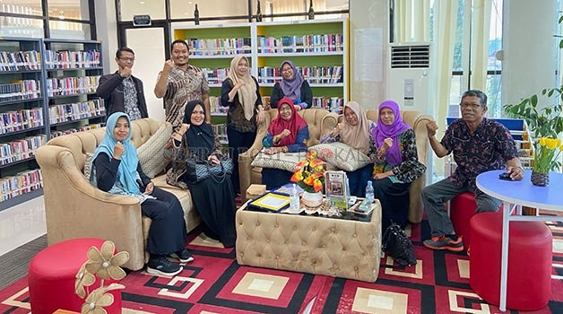 FOTO BERSAMA: Usai melakukan diskusi, Kepala Bidang (Kabid) Pengembangan Perpustakaan dan Pembedayaan Kegemaran Membaca (P3KM) Dispusip Berau, Nurseha, berfoto bersama para pengurus Dispusip Kabupaten Penajam Paser Utara (PPU) kemarin.