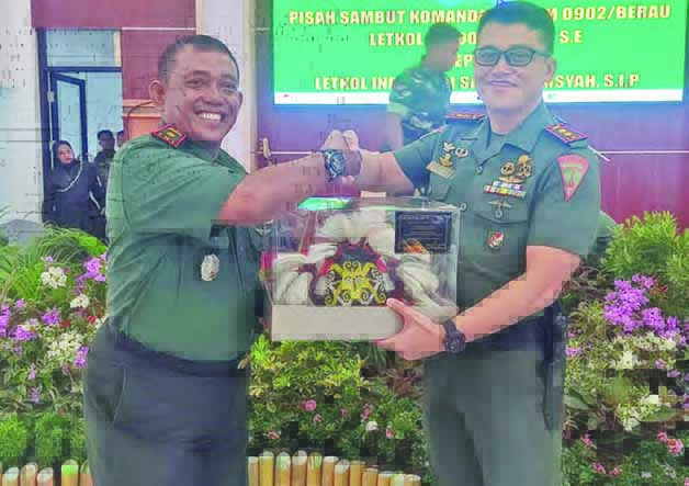 TONGKAT KOMANDO BERGANTI: Letkol Inf Dony Fatra, S.E., bersama Letkol Inf Rommi Sakti Alamsyah, S.I.P., di sela agenda pisah sambut, kemarin (27/11).