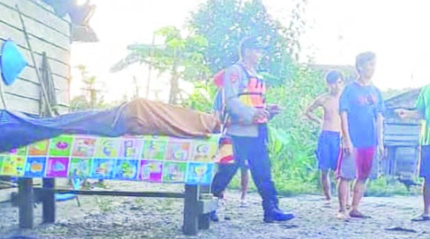 DISEMAYAMKAN: Jenazah Supei saat akan dibawa ke RSUD dr Abdul Rivai.