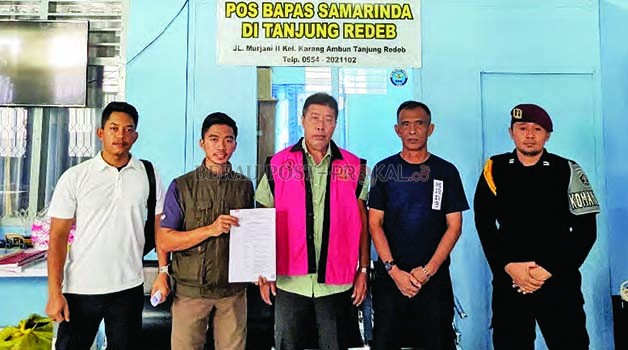 DISERAHKAN: Tim Kejaksaan Negeri Berau saat menyerahkan terpidana Ruben Tumade ke Rutan Kelas IIB Tanjung Redeb pada Minggu (3/12) untuk menjalani hukumannya.