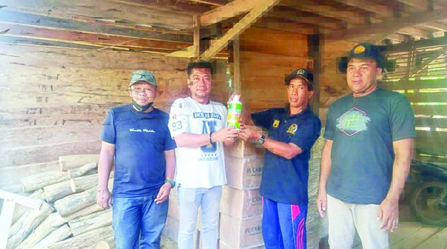 BERI BANTUAN: Perwakilan Dinas Pertanian dan Peternakan Berau saat memberikan secara simbolis PHC kepada kelompok tani kemarin.
