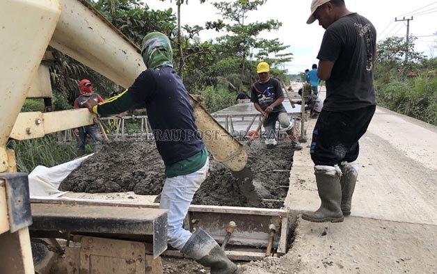 SEGERA RAMPUNG: Peningkatan jalan di Kecamatan Segah, tepatnya di Kampung Tepian Buah segera selesai.