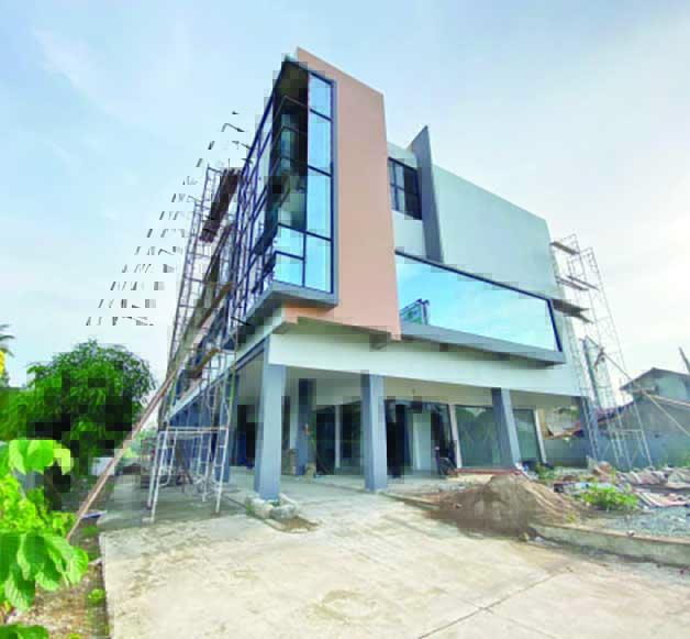 GEDUNG DISBUDPAR: Anggota Komis II DPRD Berau Darlena melirik Gedung Disbudpar di Jalan Pilau Derawan untuk bisa dipakai sebagai wadah para UMKM memasarkan produknya.