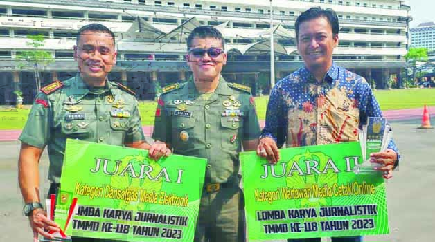 BAWA NAMA BERAU: Dandim 0902/BRU Letkol Inf Rommi Sakti Alamsyah (kiri), Letkol Dony Fatra (tengah), dan wartawan Berau Post Yudhi Perdana, berfoto bersama dengan latar Markas Besar TNI AD di Jakarta, usai penyerahan penghargaan lomba karya jurnalistik TM