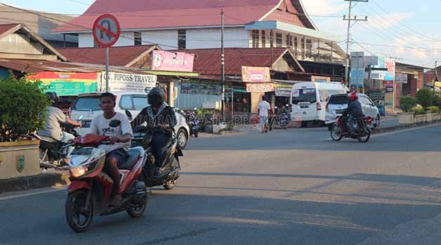 LANGGAR LALU LINTAS: Salah seorang pengendara yang kedapatan tak memakai helm saat berkendara.