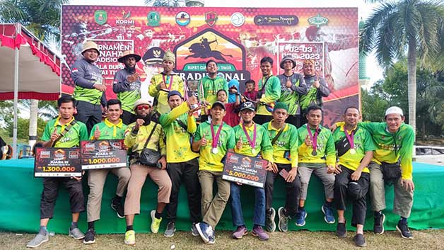 FOTO BERSAMA: Atlet Berau saat memamerkan medali dan piala yang diperolehnya beberapa waktu lalu.