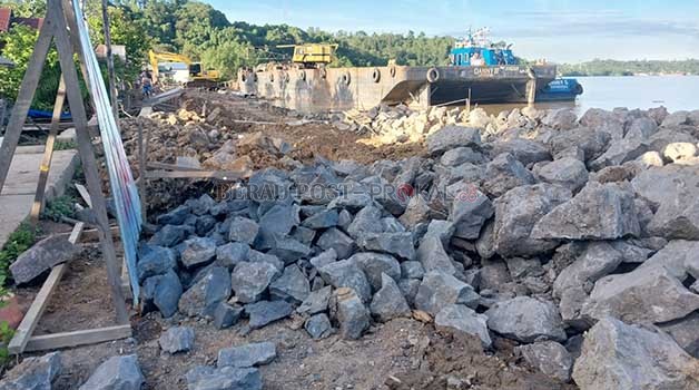 TERUS DIKERJAKAN: Proyek turap yang berada di RT 01 Gunung Tabur masih tahap pengerjaan.