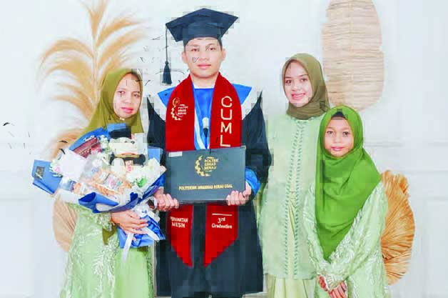 BERSAMA KELUARGA: Muhammad Ridha Hidayatullah saat berfoto bersama sang ibu dan kedua adiknya.