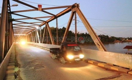 Jembatan Gunung Tabur yang sudah cukup tua umurnya.