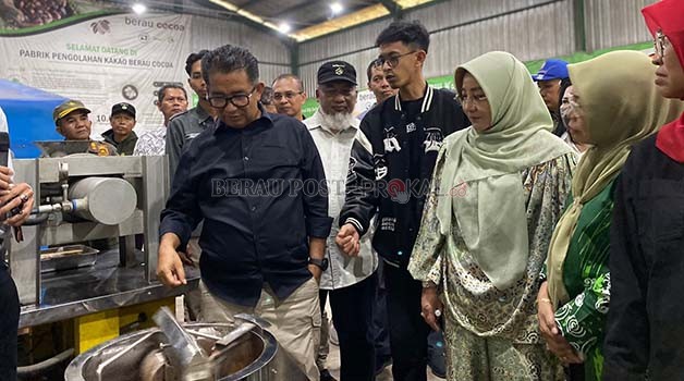 TINJAU: Pj Gubernur Kaltim Akmal Malik, meninjau langsung pabrik kakao di Poltek Sinar Mas Berau Coal, beberapa waktu lalu.