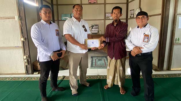 SERAHKAN BANTUAN: Dirut PT IPB Aan Wibowo, menyerahkan bantuan dana sosial dan bahan makanan untuk santri Pondok Pesantren Al-Uswah di Limunjan, Kecamatan Sambaliung.