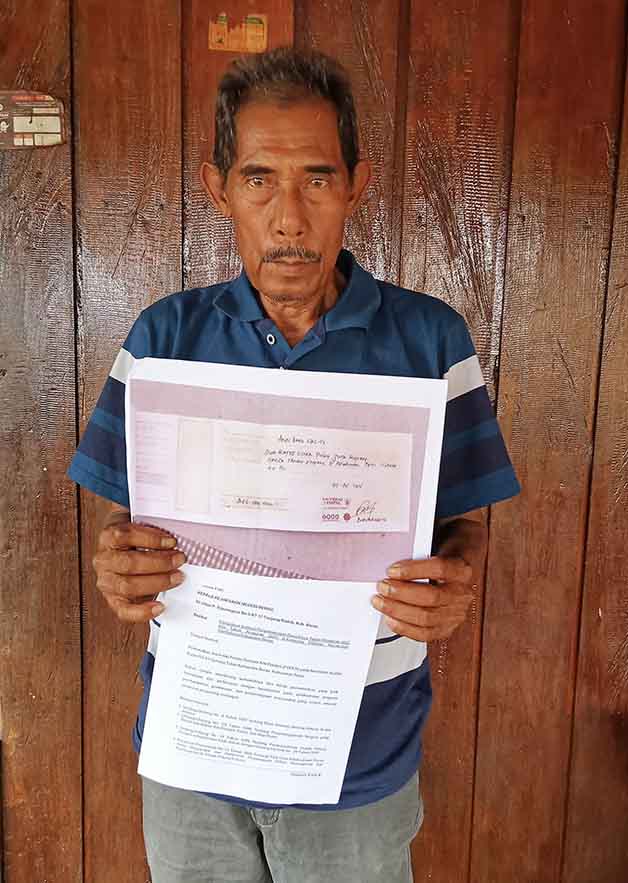 TUNJUKKAN BUKTI: Baharuddin tunjukan bukti dugaan pemalsuan tanda tangan yang dilakukan oleh Kakam Pilanjau, Andi Baso Galigo. Selain itu, kejadian ini juga sudah dilaporkan ke pihak kepolisian.