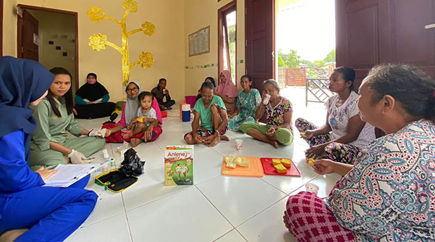 CEGAH STUNTING: Penyuluhan kesehatan dan pemberian nutrisi tambahan bagi masyarakat umum oleh Polibun YWA bekerja sama dengan Puskesmas dalam kegiatan Posyandu Kampung Merabu, Kelay, Berau, Kalimantan Timur.