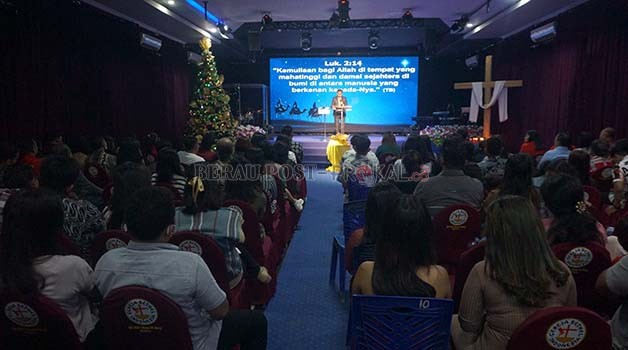 KHUSYUK: Pendeta Frankly Lagahari, pimpin khotbah dan kidung natal di GBI Hogy, para jemaat pun khusyuk dalam perayaan ibadah Natal 2023 ini.