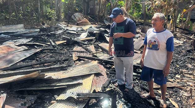 BUTUH BANTUAN: Ketua DPRD Berau Madri Pani meninjau rumah Bajur, yang terbakar di RT 1 Kampung Sukan Tengah, Sambaliung.