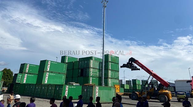 TAK ADA KENDALA: Kegiatan distribusi barang di Pelabuhan Tanjung Redeb dipastikan aman menjelang akhir tahun.