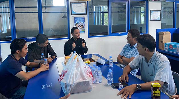 BINCANG-BINCANG: Gatot Subroto, saat bertandang ke Gedung Biru Berau Post, kemarin (29/12).