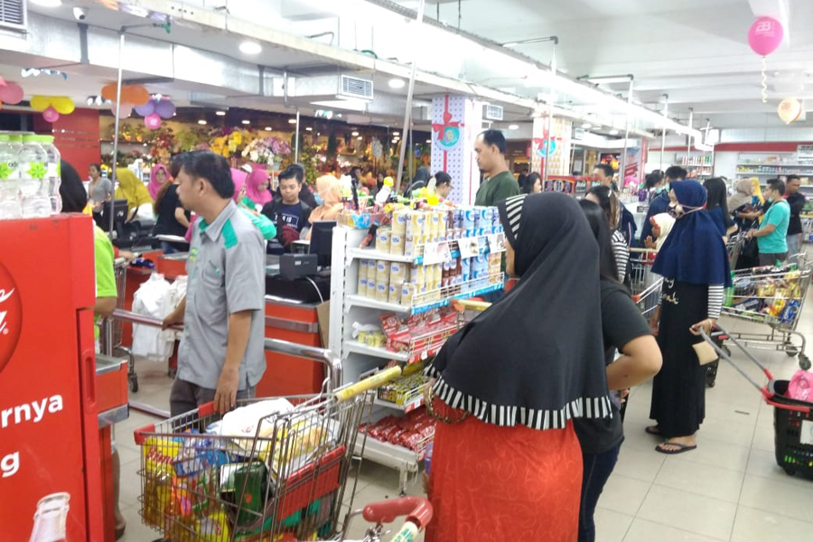 BELANJA: Suasana warga yang memadati salah satu swalayan di Kota Pontianak. ANVAR/PONTIANAK POST