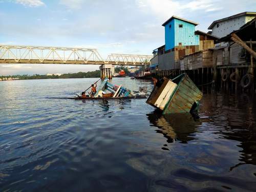 EVAKUASI: Petugas Airud Teluk Melano saat  membantu proses evakuasi.  Foto: Airud Teluk Melano.