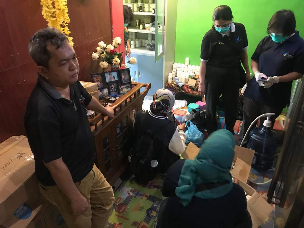 DISITA: Ratusan obat yang dikemas dalam belasan kardus milik Lutfi di rumahnya disita BBPOM Pontianak, Rabu (15/4). SHANDO SAFELA/PONTIANAK POST