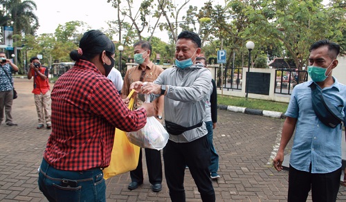 BERI BANTUAN: Wali Kota Pontianak Edi Rusdi Kamtono memberikan bantuan kepada karyawan yang di-PHK akibat dampak virus korona (Covid-19), Sabtu (18/4) pagi di halaman Kantor Terpadu. HUMASKOT FOR PONTIANAK POST