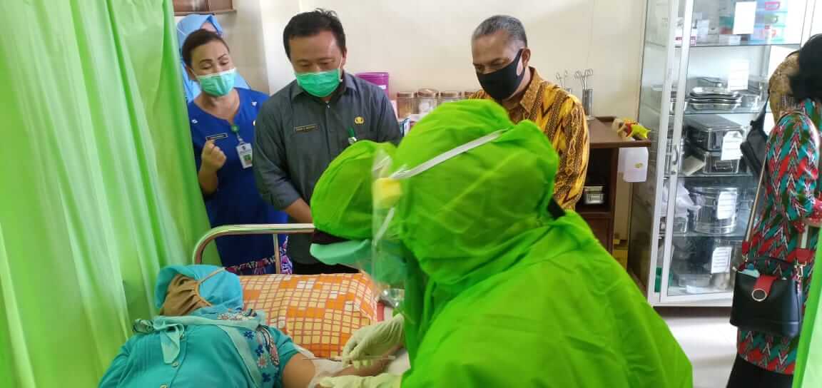 Kepala BKKBN Kalbar Tenny Calvenny Soriton saat meninjau pelayan KB di Puskesmas Kecamatan Mempawah Hilir, Kabupaten Mempawah.