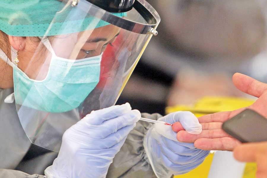 DEKATI SERIBU: Petugas medis mengambil sampel darah saat rapid test Covid-19. Dari hasil rapid test se-Kalbar hingga kemarin, sudah hampir seribu orang dinyatakan reaktif. HARITSAH ALMUDAT SIR/JAWA POS