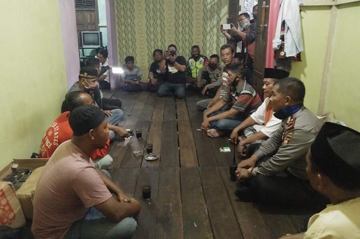 MENDATANGI: Kapolsek Mempawah Timur dan anggota, serta anggota DPRD Mempawah, Dedi Haryadi, saat mendatangi kediaman 10 Warga luar Kalbar yang datang akhir April lalu, di Desa Antibar. WAHYU/PONTIANAKPOST