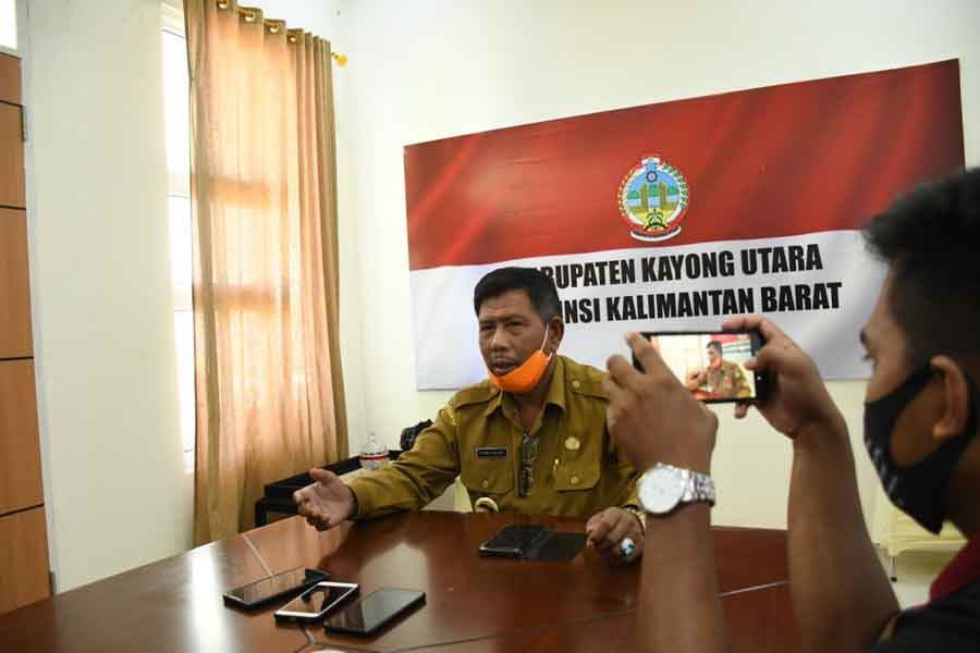 KETERANGAN PERS: Bupati Kayong Utara Citra Duani saat memberikan keterangan pers di hadapan sejumlah awak media di Istana Rakyat, Rabu (27/5). DANANG PRASETYO/PONTIANAK POST