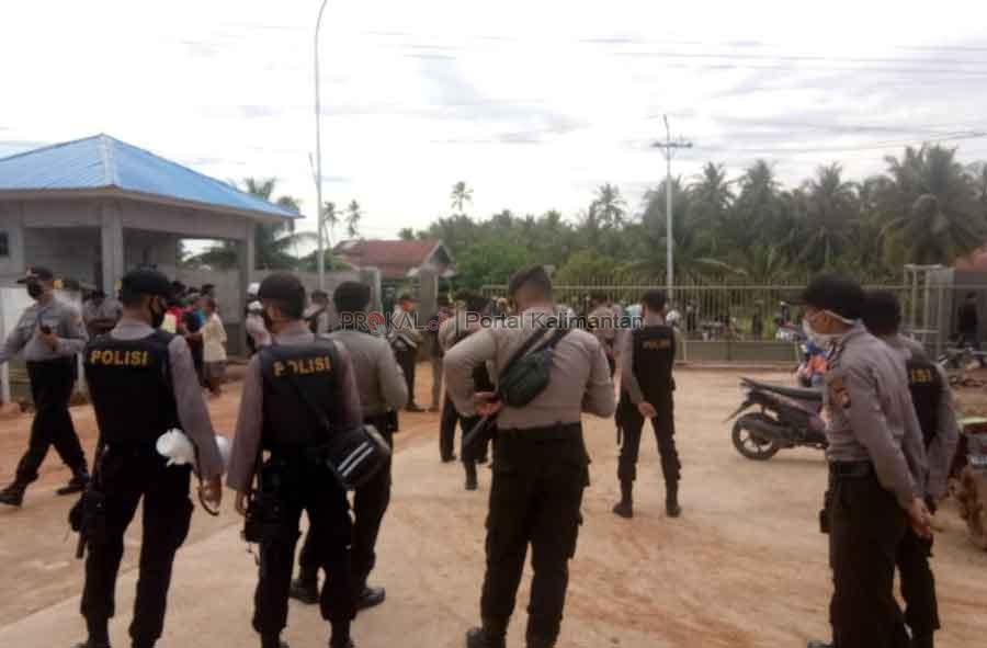 Aparat berjaga-jaga di lokasi kejadian.