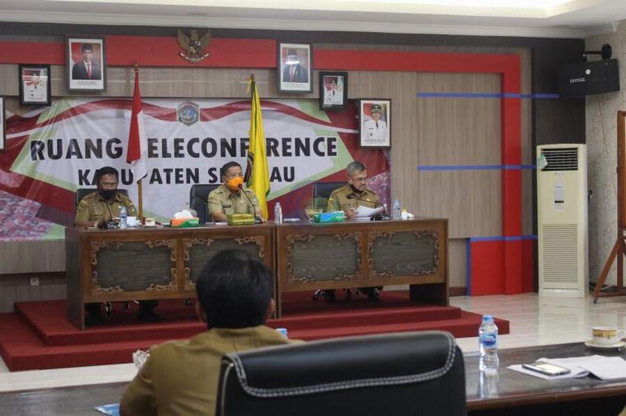RAPAT GUGUS TUGAS: Tim gugus tugas percepatan penanganan Covid-19 Kabupaten Sekadau saat melakukan rapat membahas perkembangan Covid-19 di Kabupaten Sekadau, yang berlangsung di ruang rapat Wakil Bupati Sekadau, kemarin. SIGIT ADRIYANTO/PONTIANAK POST