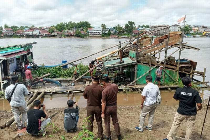 DIHANCURKAN: Kejaksaan Negeri Sintang tengah memimpin pemusnahan barang bukti dari salah satu lanting yang digunakan untuk melakukan aktivitas pertambangan illegal yang bertempat di Kelurahan Kapuas Kiri Hilir, Kecamatan Sintang. FIRDAUS DARKATNI/PONTIANA