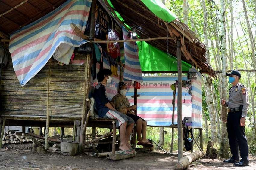 ISOLASI: Pasangan suami istri asal Dusun Sepang, Desa Sepang, Kecamatan Toho, Kabupaten Mempawah ini tengah menjalani isolasi mandiri di sebuah gubuk di hutan karet di desa mereka. Mereka menjalani isolasi setelah bayi mereka meninggal dengan status PDP d