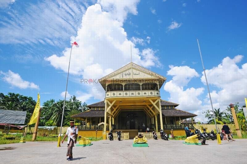 SAKSI SEJARAH: Bangunan Keraton Kadriah Pontianak yang menyimpan sejumlah peninggalan Sultan Hamid II. Foto Insert, dokumentasi hasil karya Sultan Hamid II yang dipajang di Keraton Kadriah. HARYADI/PONTIANAKPOST