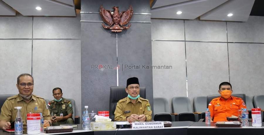 KARHUTLA : Wagub Kalbar Ria Norsan saat memberikan pemaparan dalam webinar bertajuk pencegahan karhutla berbasis masyarakat di tengah Covid-19 dan Kesiapan Kalbar menghadapi Karhutla di Data Analytic Room Kalbar, Selasa (30/6) sore. IDIL AQSA AKBARY/PONTI