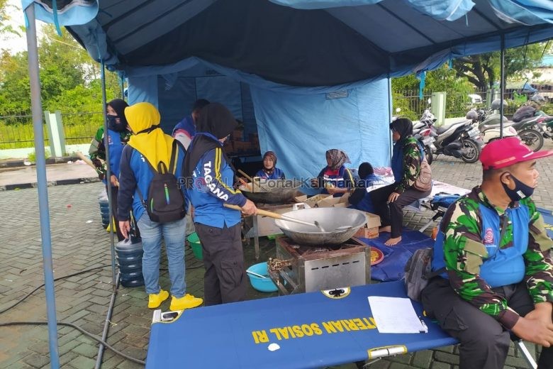 DAPUR UMUM: Dapur umum yang dibangun Dinas Sosial Kota Pontianak di halaman Markas Koramil Pontianak Barat untuk membantu kebutuhan pangan masyarakat yang terdampak. ISTIMEWA