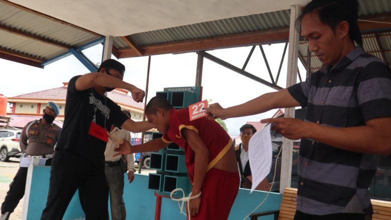 REKA ADEGAN: Polres Sintang gelar rekonstruksi kasus pembunuhan RW (30) di halaman belakang Mapolres Sintang, Kamis (23/7). (HUMAS POLRES FOR PONTIANAK POST)