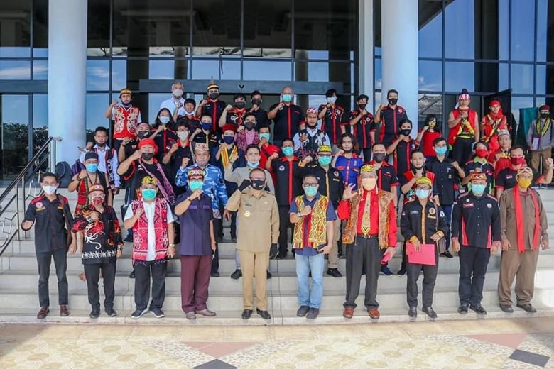 FOTO BERSAMA: Gubernur Kalbar Sutarmidji diabadikan bersama Aliansi Peladang Kalbar usai menerima kedatangan mereka di di ruang Praja I Kantor Gubernur Kalbar, Selasa (21/7) pekan lalu. HUMASPROV KALBAR FOR PONTIANAK POST