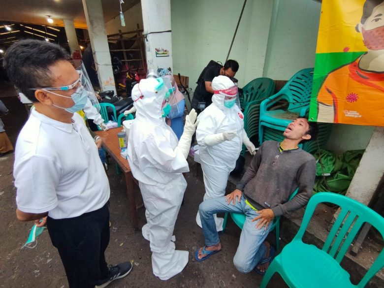 UJI SWAB: Wali Kota Pontianak Edi Rusdi Kamtono langsung memantau uji SWAB di Pasar Flamboyan yang dilakukan oleh Petugas Dinkes Pontianak | ISTIMEWA