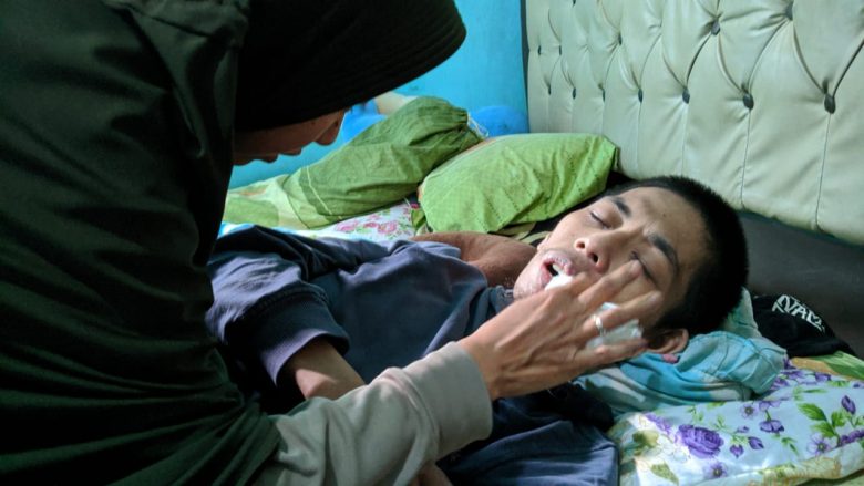 Feri dirawat istrinya.