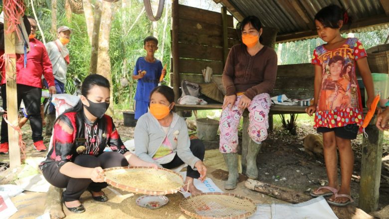 KUNJUNGAN KERJA: Bupati Landak Karolin Margret Natasa saat melakukan kunjungan kerja ke desa-desa, beberapa waktu lalu. HUMASKAB FOR PONTIANAK POST