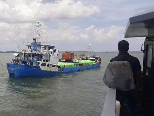 PENANGKAPAN: KM. Sumber Cahaya yang ditangkap Lanal Ketapang karena melanggar aturan pelayaran. ISTIMEWA