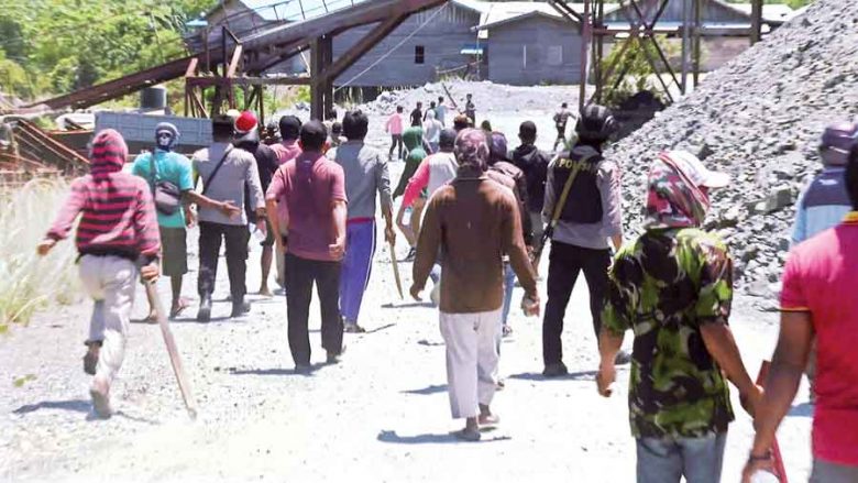EMOSI: Ratusan warga mengamuk di lokasi pertambangan emas milik PT. Sultan Rafli Mandiri (SRM) di Dusun Muatan Batu, Desa Nanga Kelampai, Kecamatan Tumbang Titi, Kamis (17/9).