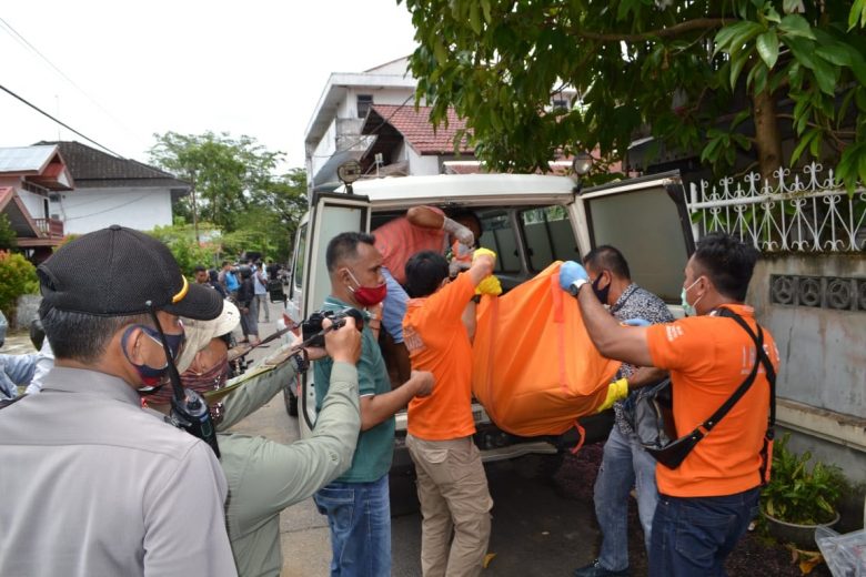 KORBAN PENUSUKAN: Polisi mengevakuasi jenazah korban pembunuhan di Gang Keluarga, Jalan Parit Haji Husein 1, Pontianak . Korban menderita sejumlah luka tusuk senjata tajam. HARYADI ADONG EKO/PONTIANAK POST