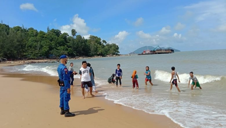 PENGAMANAN: Personel Sat Polair Polres Bengkayang melakukan patroli di sekitaran Pantai Kura-kura Kabupaten Bengkayang. Memastikan selama masa libur tetap kondusif. ISTIMEWA